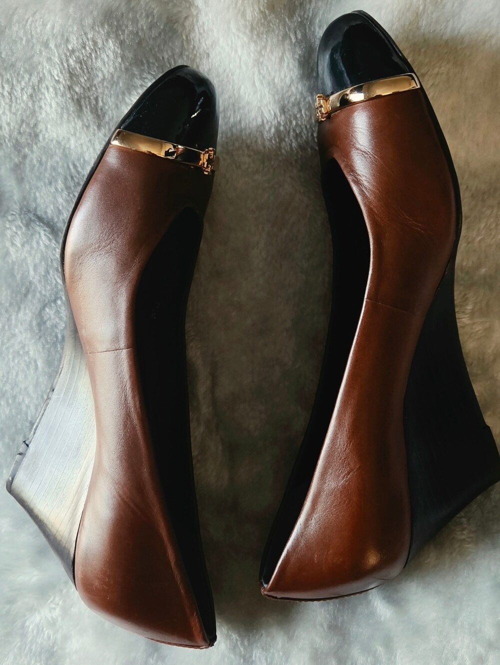 Tory Burch Brown Leather Pumps with Black Patent Toe and Gold Accent - Picture 6 of 7